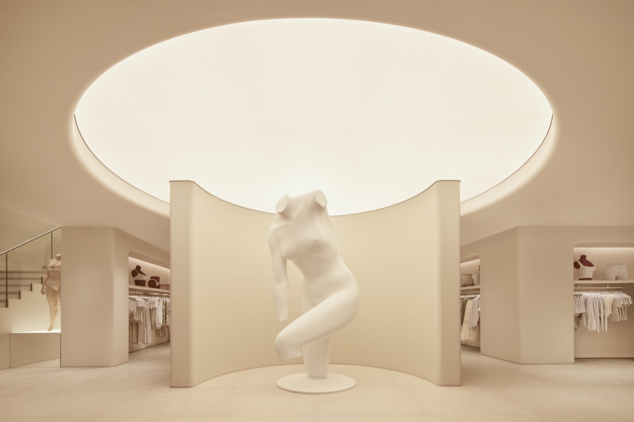진입부 · 원형 광정과 곡면 가벽, 그 앞의 Vanessa Beecroft 조각. ⓒSKIMS / Rafael de Cárdenas