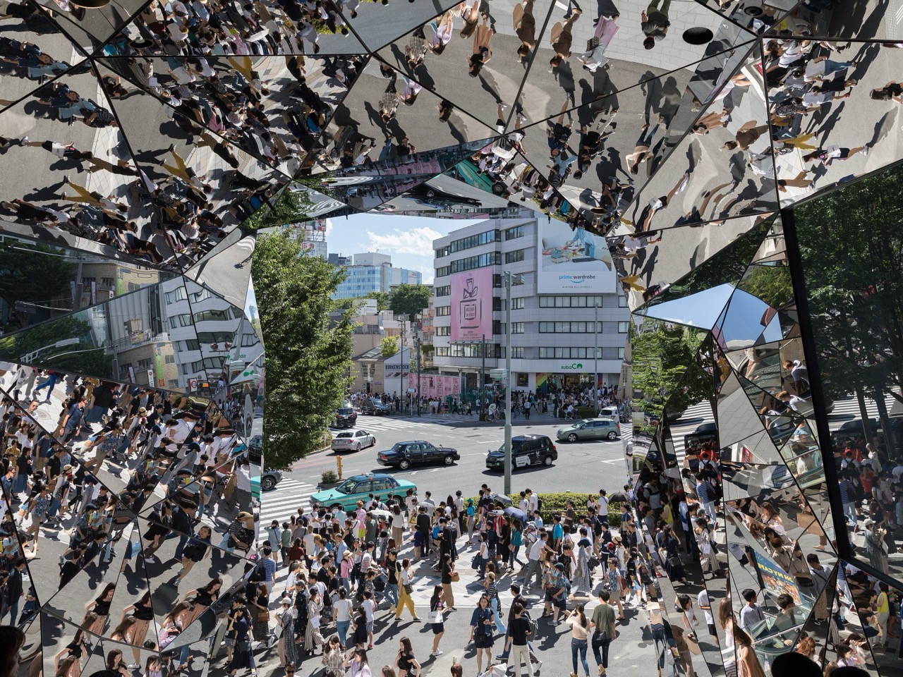 鏡の階段 · 通りの人波を壁と天井に割って映す進入部。ⓒBasile Morin / Wikimedia Commons, CC BY-SA 4.0