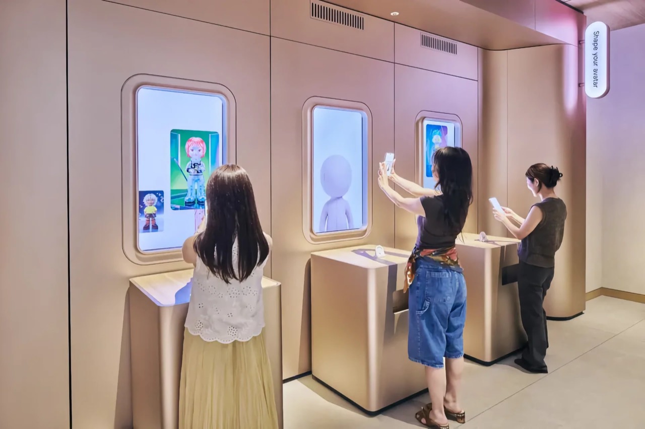 アバター · 画面の前に立って自分の顔をキャラクターに変える。ⓒGoogle