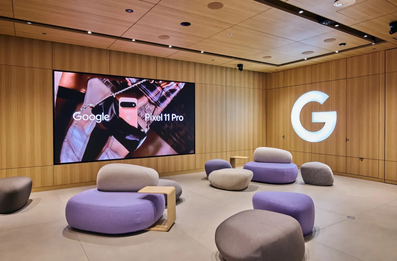 イベントスペース · 什器を置かず座席だけの部屋を2階の奥に据えた。ⓒGoogle