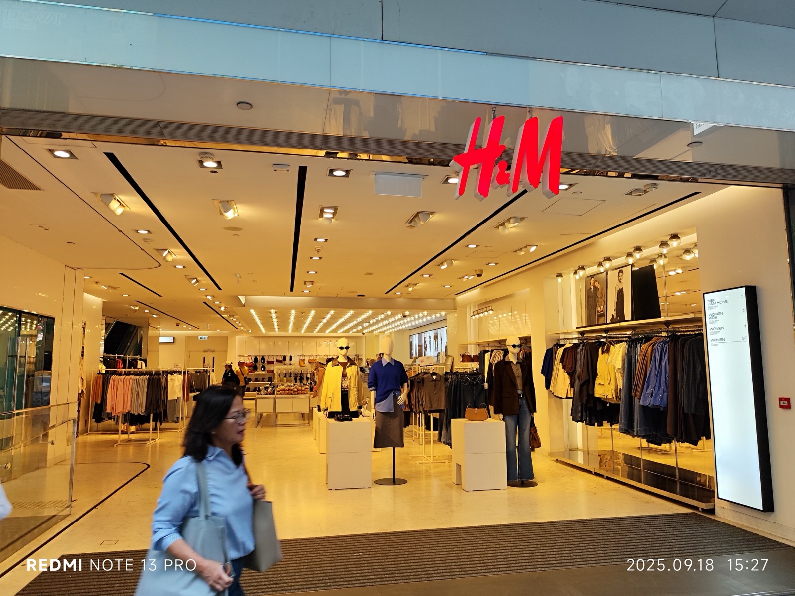 닫기 다섯 달 전 · 2025년 9월의 항룽센터 H&M. 이 간판은 2026년 2월 21일에 내려갔다. ⓒMATOWU HAUDOSM / Wikimedia Commons, CC0