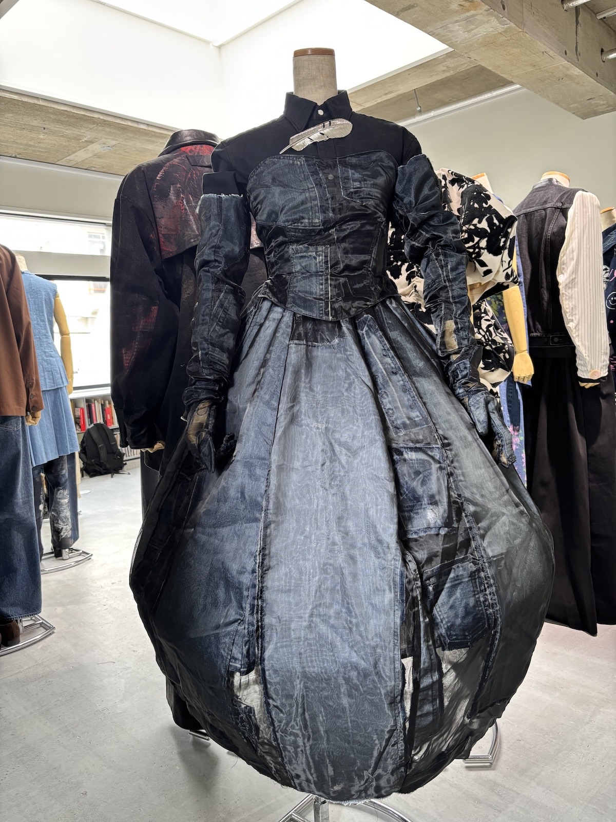 검정 데님 드레스 · 데님을 겹쳐 부풀린 스커트. 8월 전시에 나온 특별 제작품. ⓒWWDJAPAN
