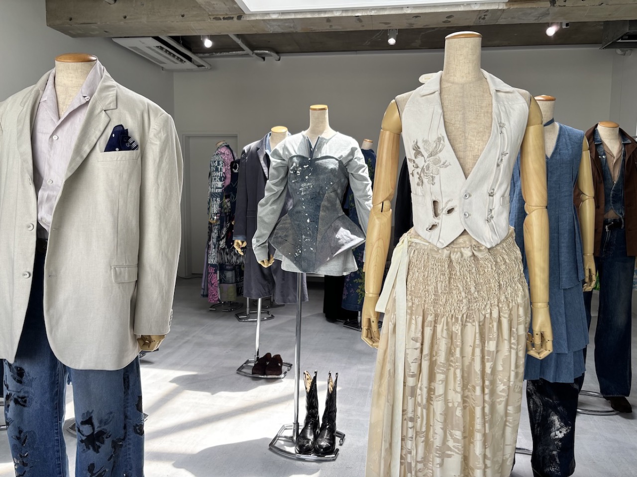 데님만 파는 매장은 아니다 · 아이보리 재킷과 자수 조끼가 데님 사이에 섞여 선다. ⓒWWDJAPAN