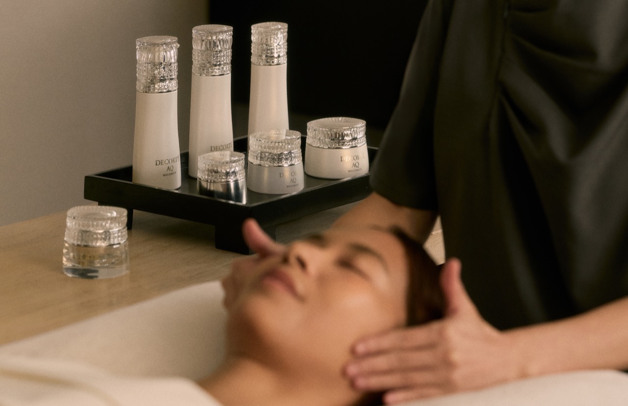 親会社が入っている場所 · PAÑPURI Wellnessのフェイシャル。トレイに置かれているのはコーセーのDECORTÉ AQラインだ。ⓒPAÑPURI