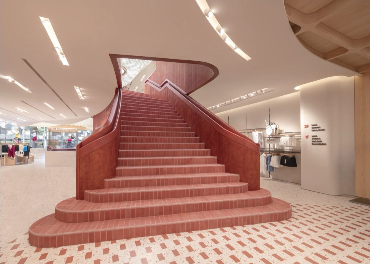 Width bought by clearing the clothes · The red tiled stair. The sign on the right puts fitting rooms on 2F, cash desk and personalisation on 1F. ⓒlululemon