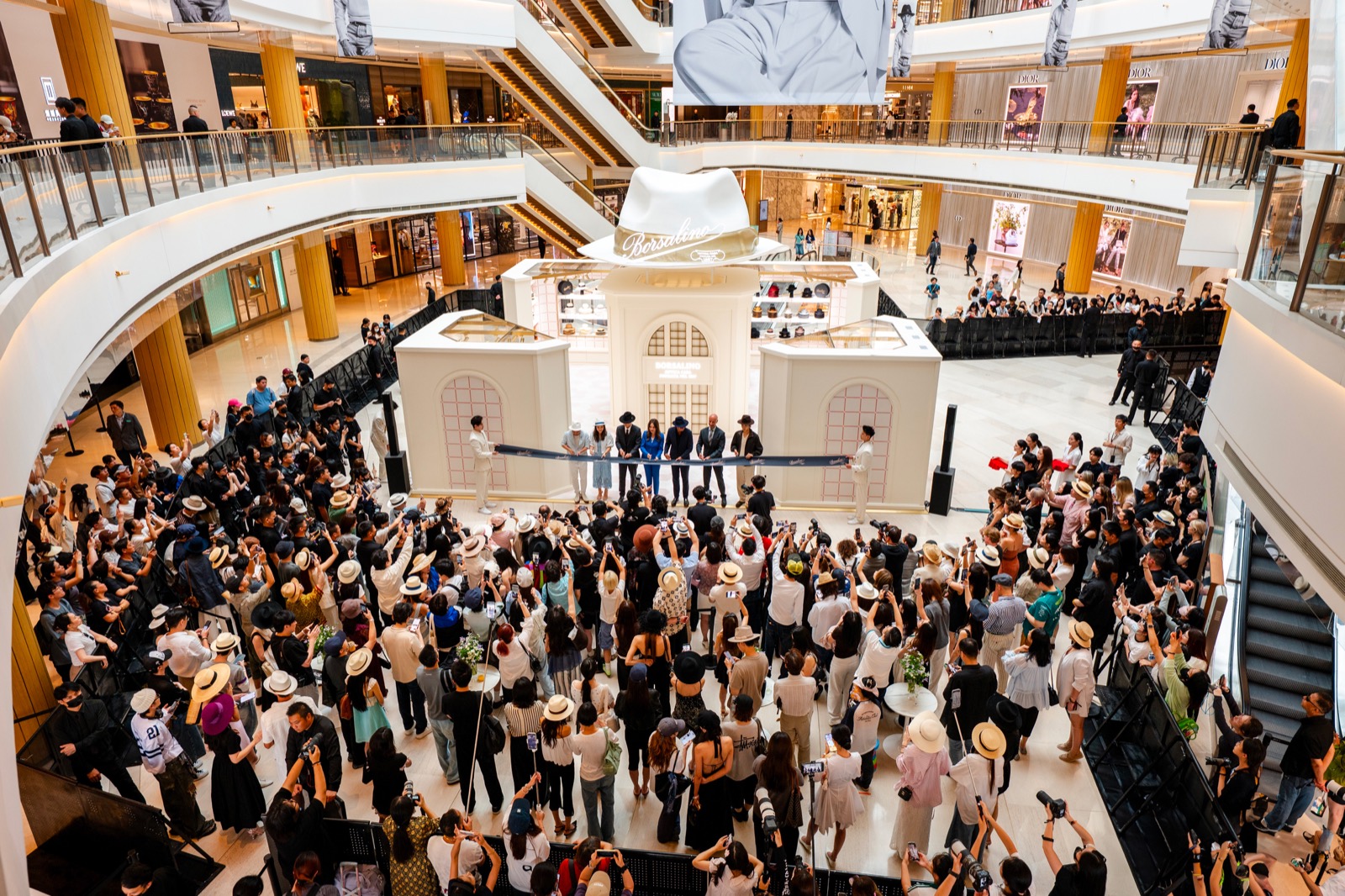 A ribbon cut in the middle of the mall · Opening on August 25. The atrium floor and the railings above were both full. ⓒBorsalino
