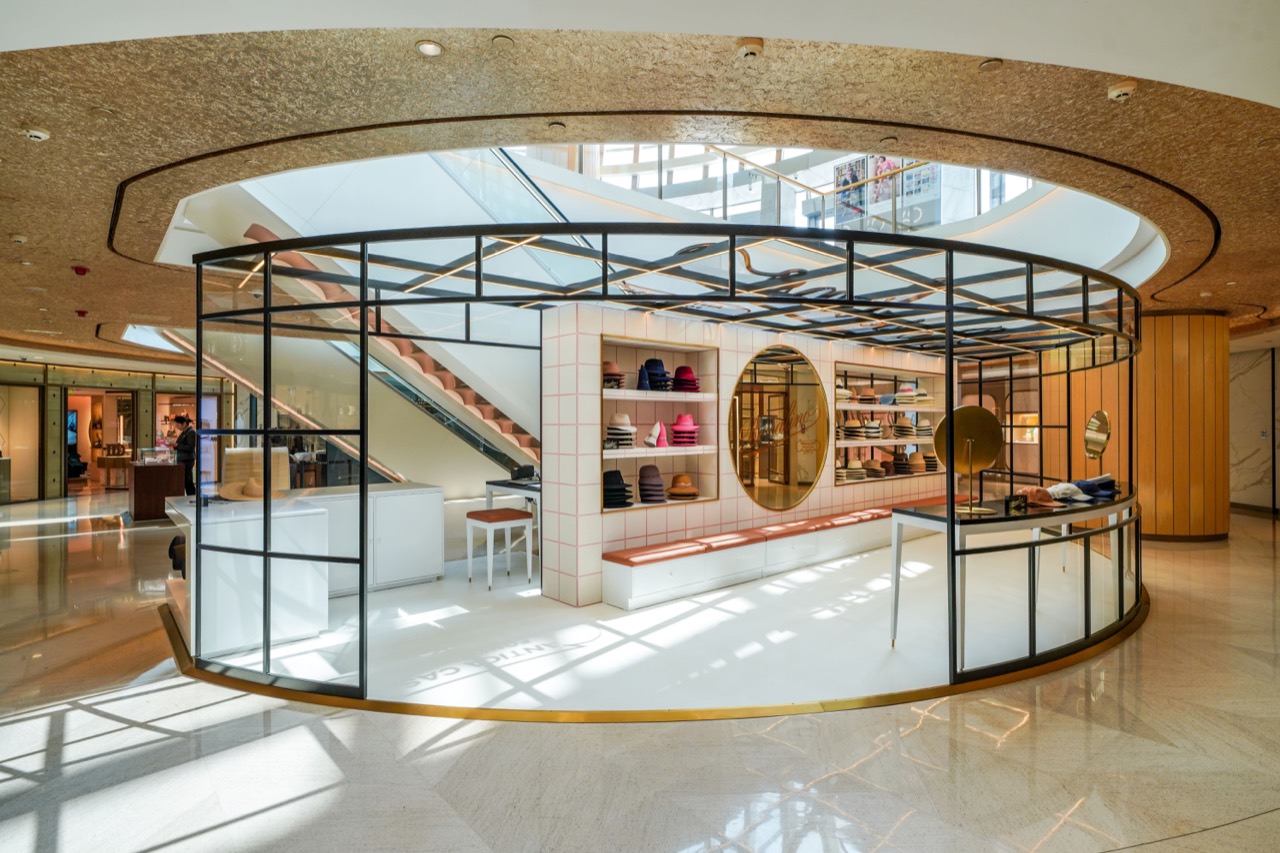 Four months of selling here · The April pop-up. An oval structure of glass and brass placed straight onto the mall floor. ⓒBorsalino