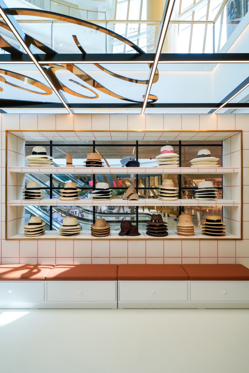 The seat came first · The red leather bench under the display case. Trying on and choosing takes time. ⓒBorsalino
