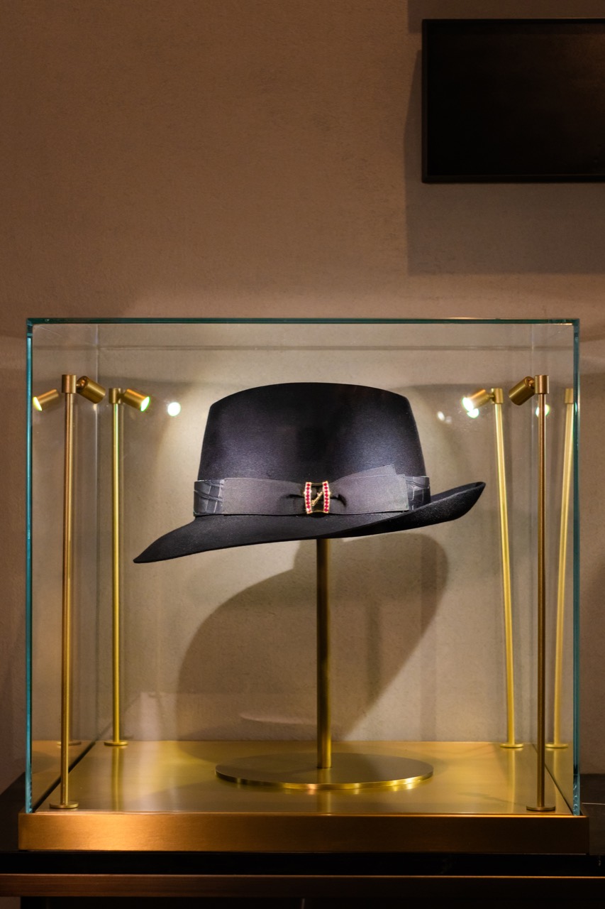 The one piece with no price · The limited edition with an 18-carat gold logo set with rubies, sapphires and diamonds. Four brass lights hit it from every side. ⓒBorsalino