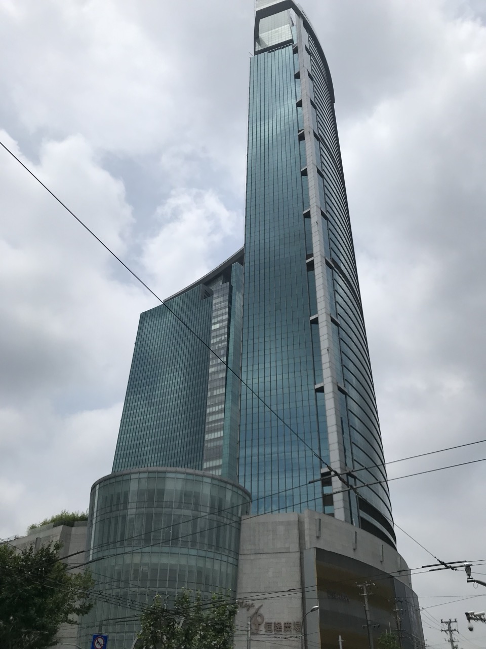 98 percent occupancy on West Nanjing Road · Plaza 66 is run by Hang Lung. It serves as the benchmark for Shanghai's luxury retail district. ⓒMNXANL · CC BY-SA 4.0