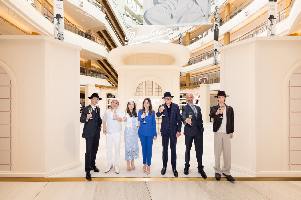 The people at the opening · In front of the pavilion. Executives from the Italian head office and the Chinese partner stood together. ⓒBorsalino