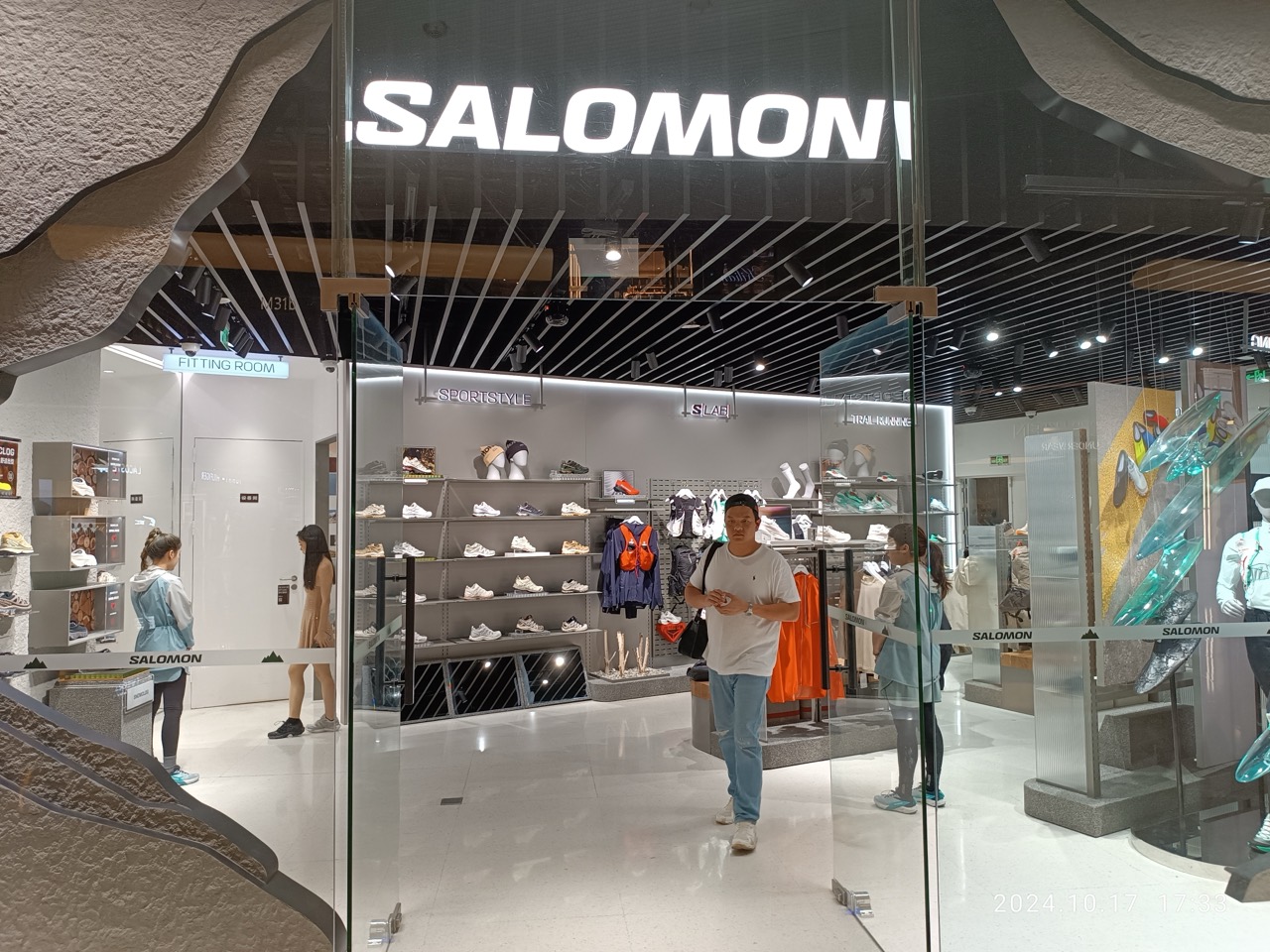 같은 몰, 다른 간판 · Taikoo Hui의 스포츠 브랜드 매장. 중국 1선 도시 몰은 아웃도어 경쟁이 촘촘하다. ⓒMROMP kam olAIE · CC0