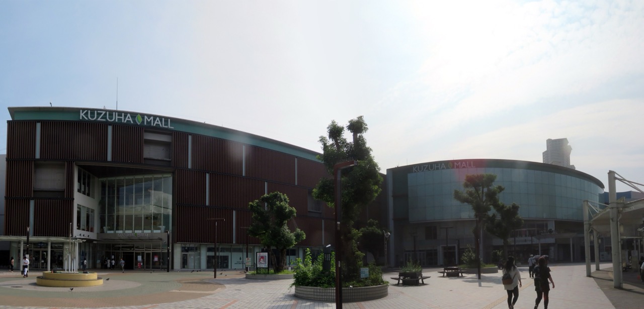 약 240개 점포 · 쿠즈하몰 전경. 영업면적 약 7만 2,000제곱미터. ⓒTokumeigakarinoaoshima · CC BY-SA 4.0