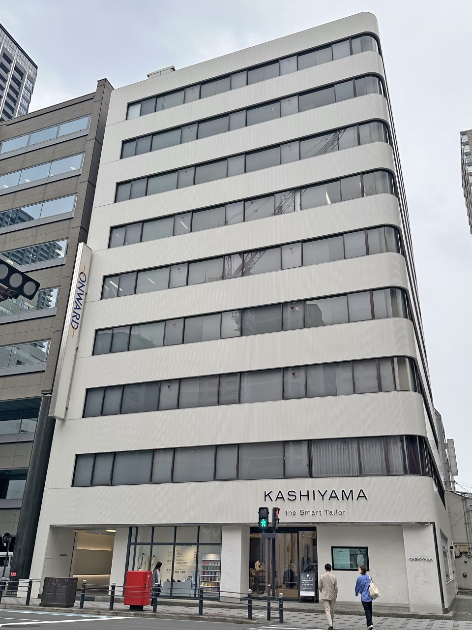 산 쪽의 본업 · 온워드 가시야마(オンワード樫山) 오사카 지점. 백화점 정장으로 큰 회사. ⓒTokumeigakarinoaoshima · CC BY-SA 4.0