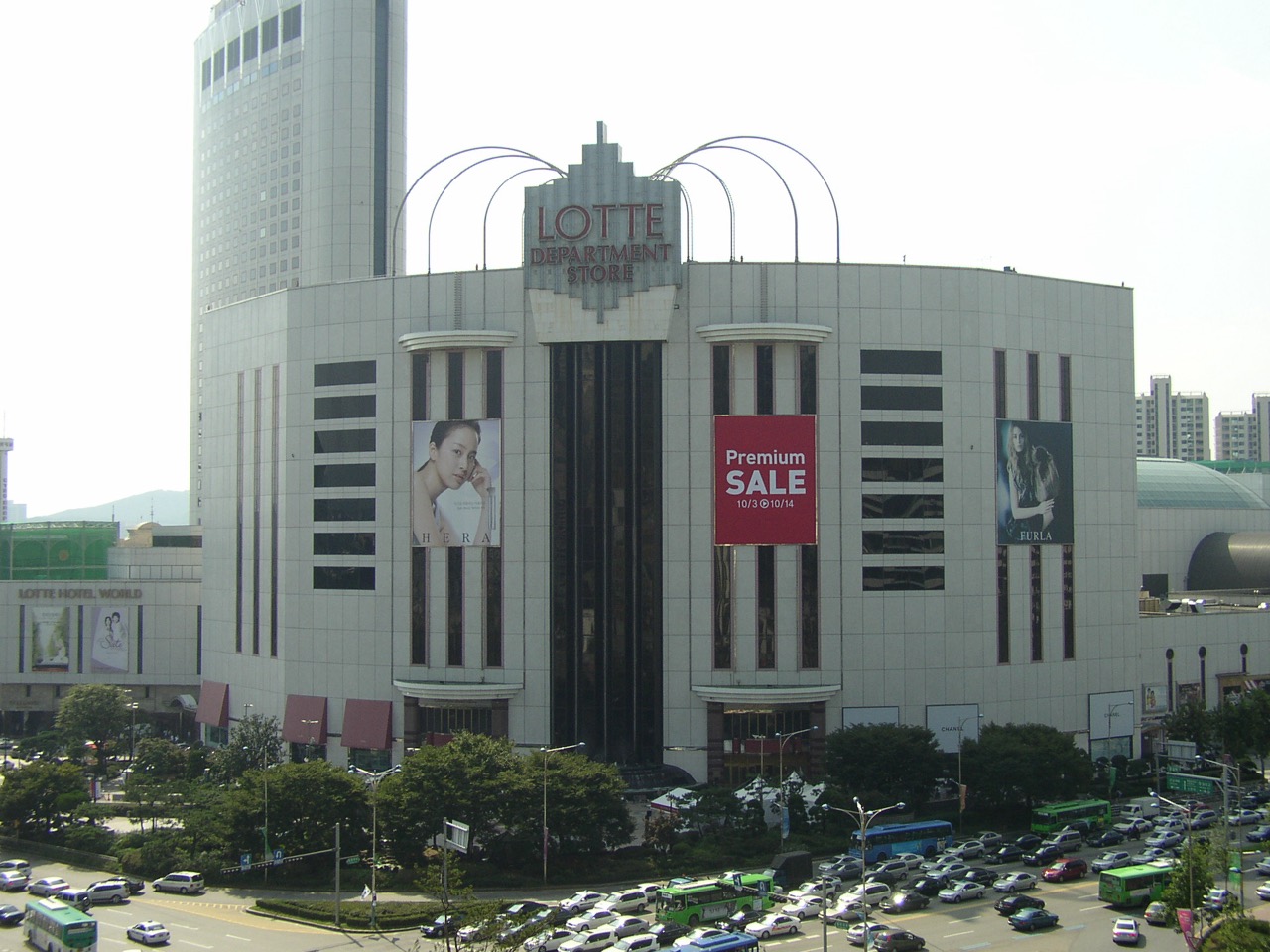 전국 2위 점포 · 롯데백화점 잠실점. 지난달 28일 세 번째로 문을 열었다. ⓒ미상 · CC BY-SA 3.0