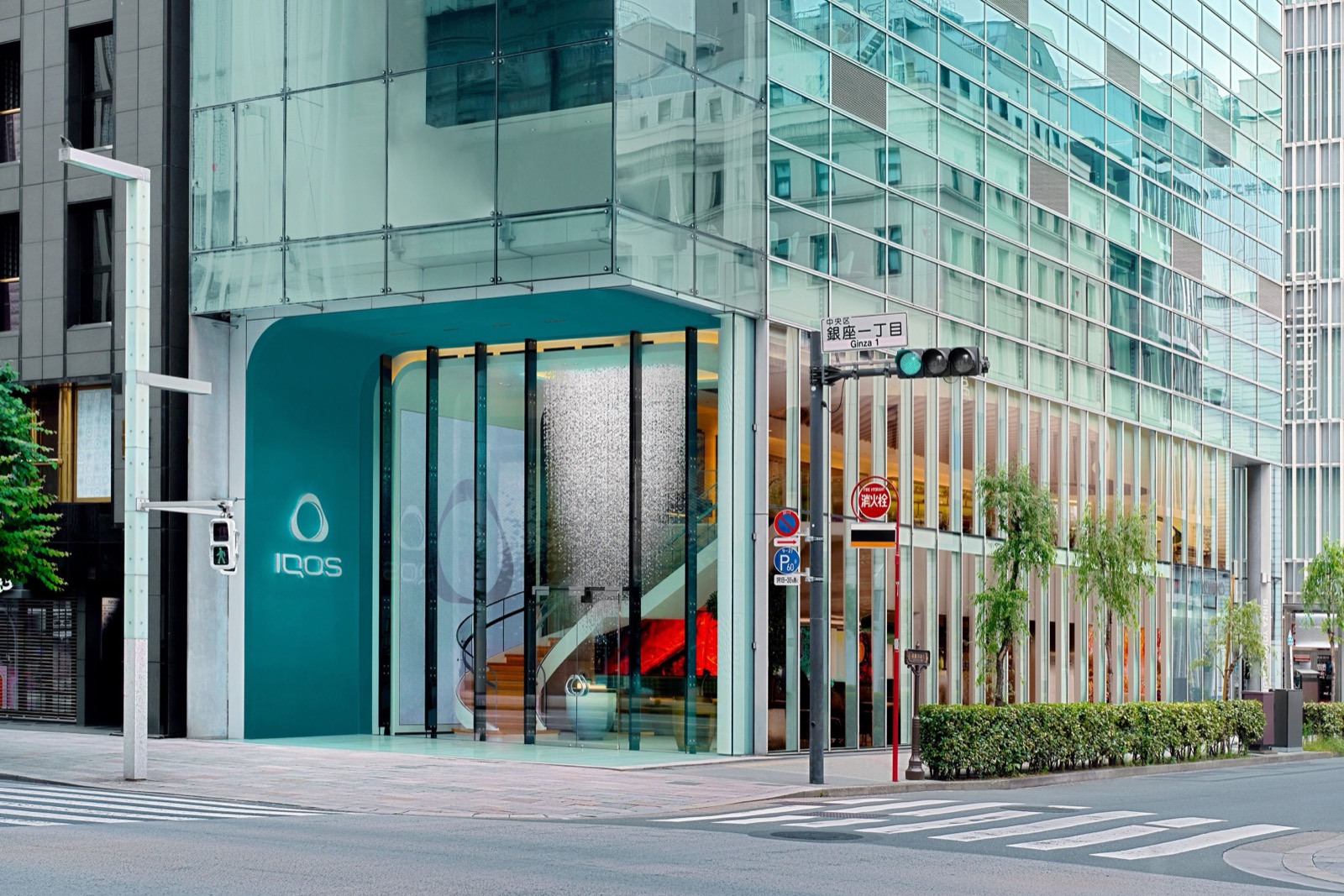 모퉁이를 통유리로 · 긴자 요미코 빌딩 1·2층. 청록색 벽에 로고 하나, 나머지는 전부 유리다. ⓒ필립모리스 재팬