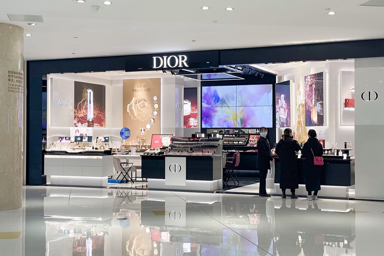 지방 백화점에 들어온 이름들 · 신샹 점포 안의 디올(Dior) 화장품 매장. ⓒWindmemories · CC BY-SA 4.0
