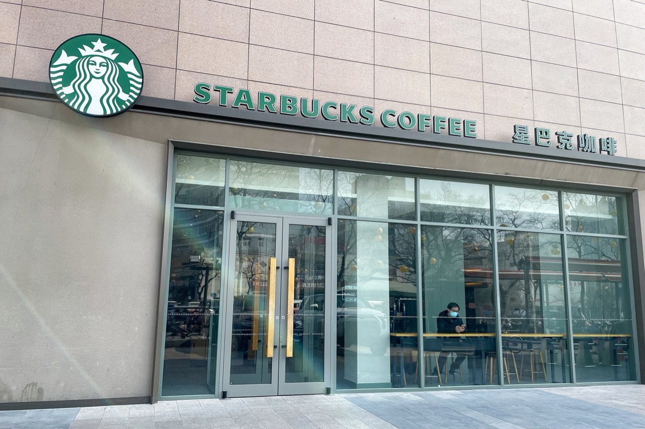건물 아래 붙은 카페 · 신샹 팡둥라이 건물에 면한 스타벅스(Starbucks). ⓒWindmemories · CC BY-SA 4.0