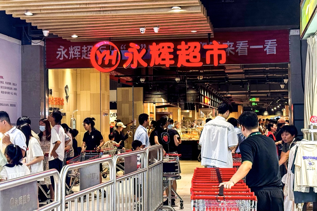 경쟁사가 교재로 쓴다 · 정저우 신완광장(Xinwan Plaza)의 융후이 매장. 이 회사 방식으로 매장을 고친 곳이 전국 178곳이다. ⓒWindmemories · CC BY-SA 4.0
