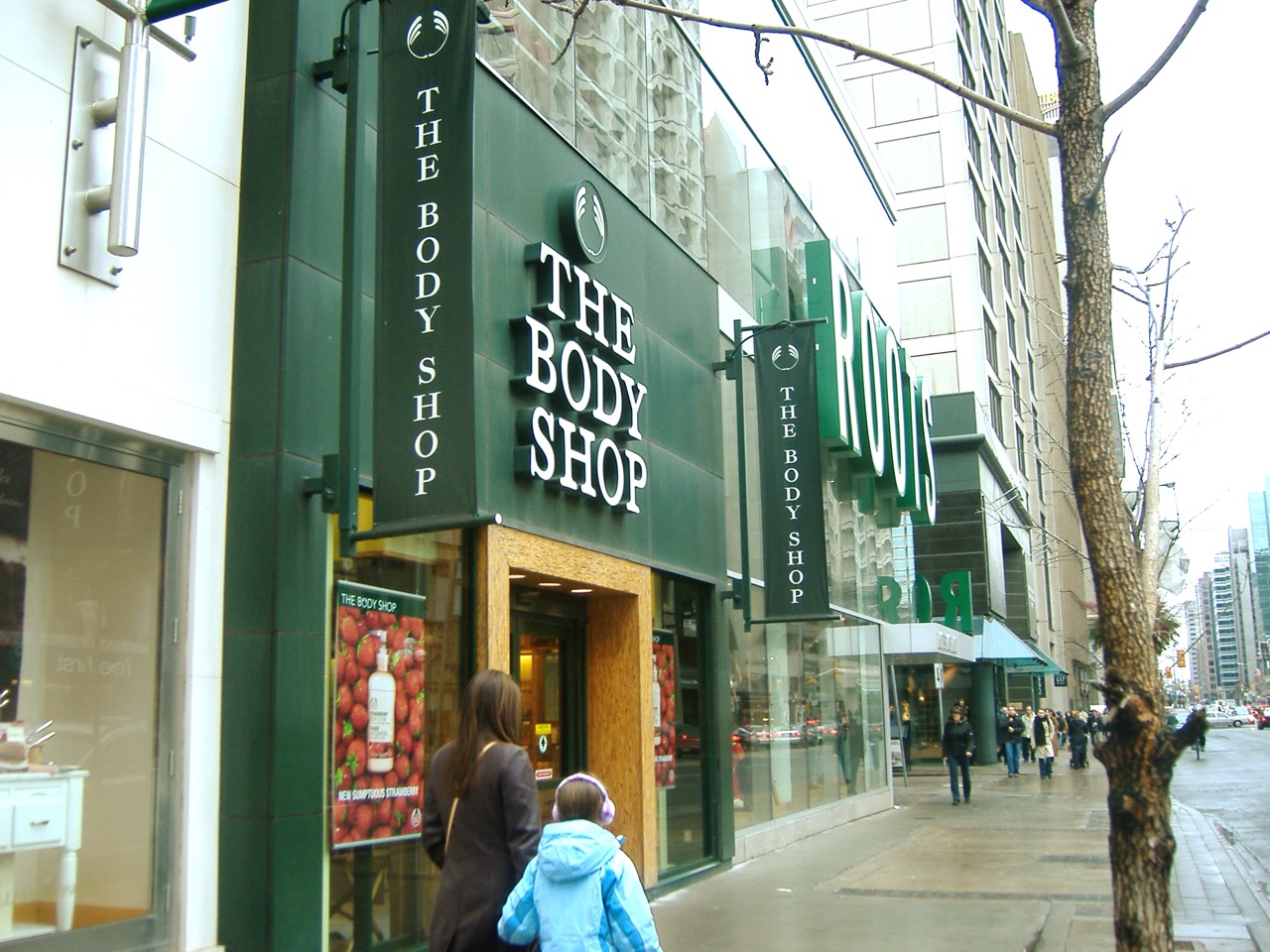 노면에 서 있을 때의 얼굴 · 토론토 영 스트리트(Yonge Street)의 매장. ⓒNumark 2002 · CC BY-SA 3.0