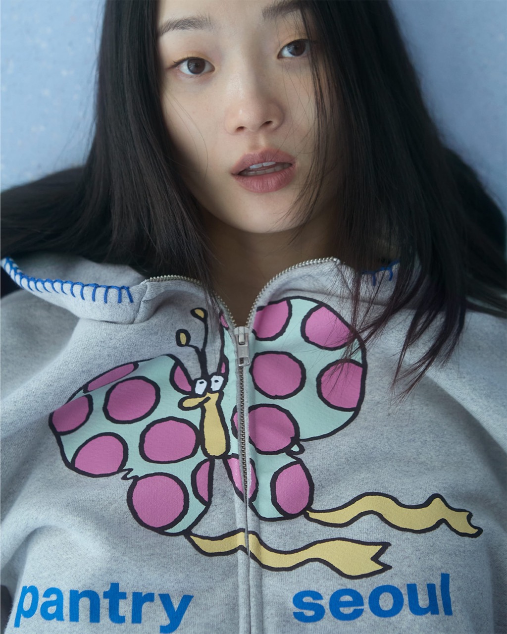 ソウルでしか並ばない服 · 胸にpantry seoulと入ったジップフーディー。ⓒMadhappy