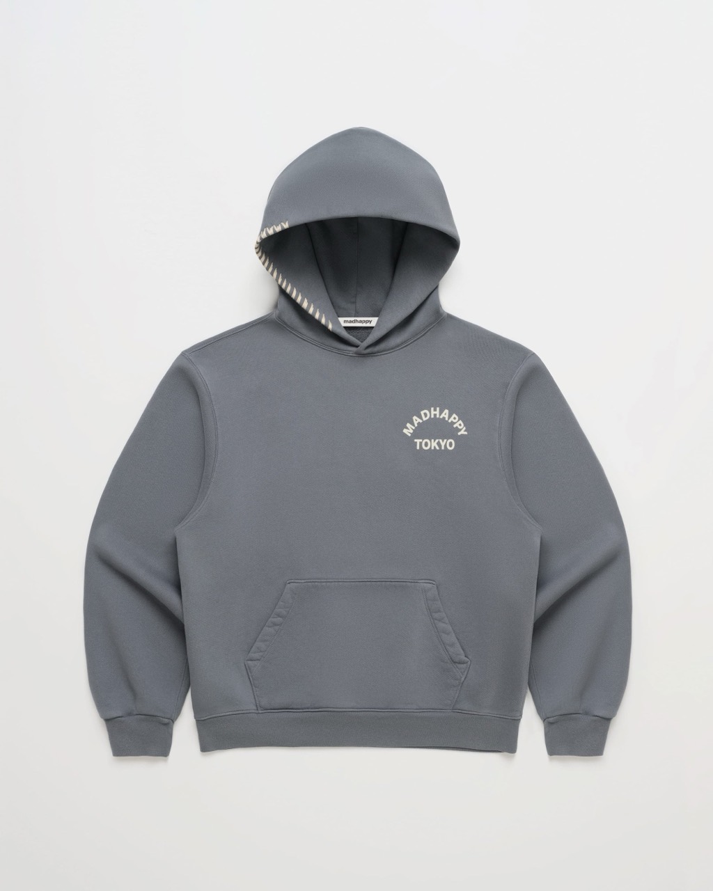 東京店限定フーディー · 胸にMADHAPPY TOKYOの文字。東京店限定フーディーは3万8,500円から。ⓒMadhappy Japan