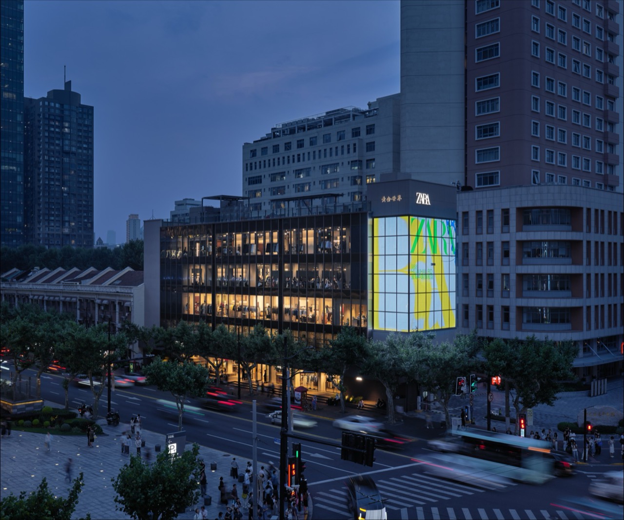 해 질 녘의 매장 정면 · 모퉁이 외벽을 화면으로 덮고 그 위에 간판을 올렸다. ⓒAIM Architecture·Seth Powers