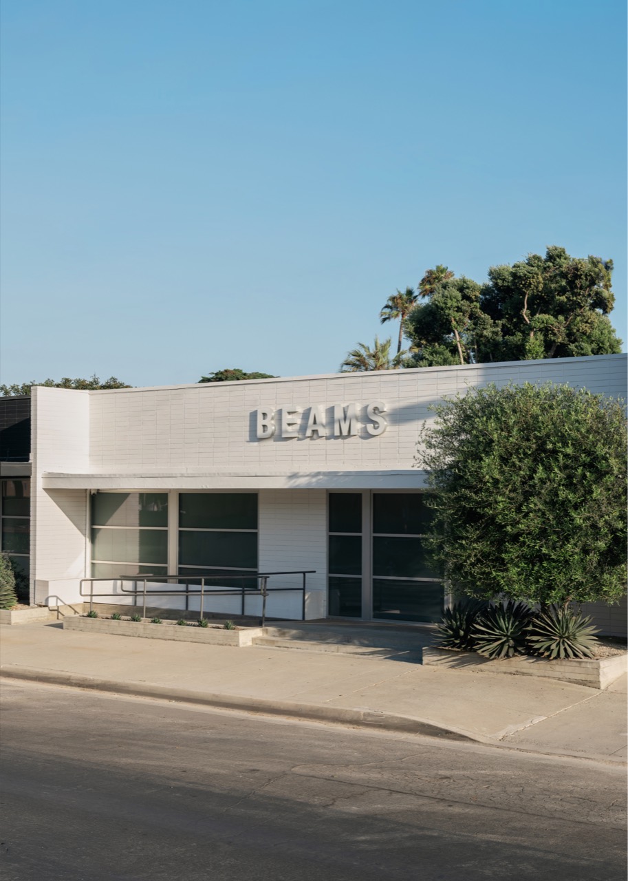 말리부 매장 · 해안 도로변의 낮은 흰 건물. 금·토·일요일에만 문을 연다. ⓒBEAMS AMERICA
