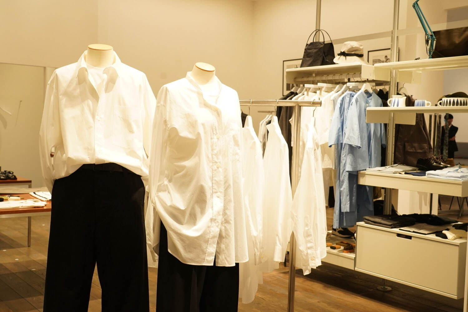 White shirts, black trousers · The basic look of a brand that began with shirts in 1970. ⓒFASHION PRESS