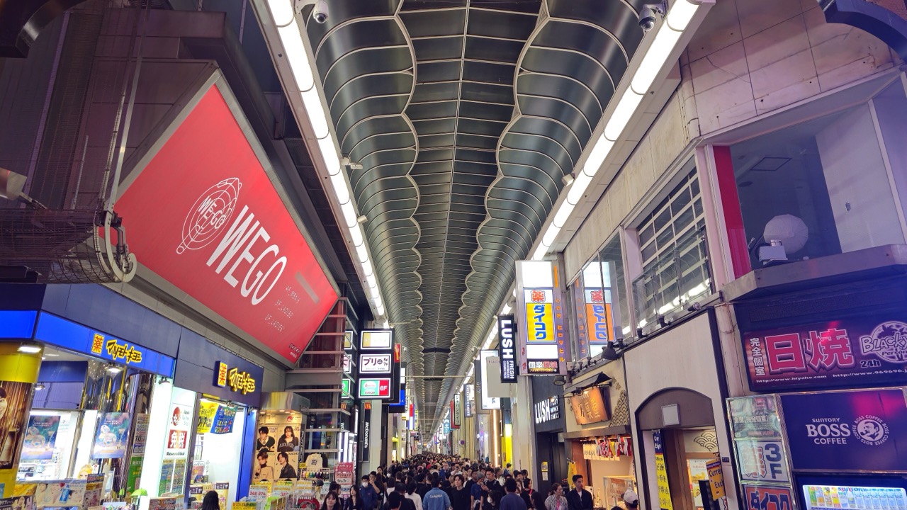 心斎橋筋商店街 · 空室率0.0%をつくる歩行量。ⓒWPPilot·Wikimedia Commons (CC BY-SA 4.0)