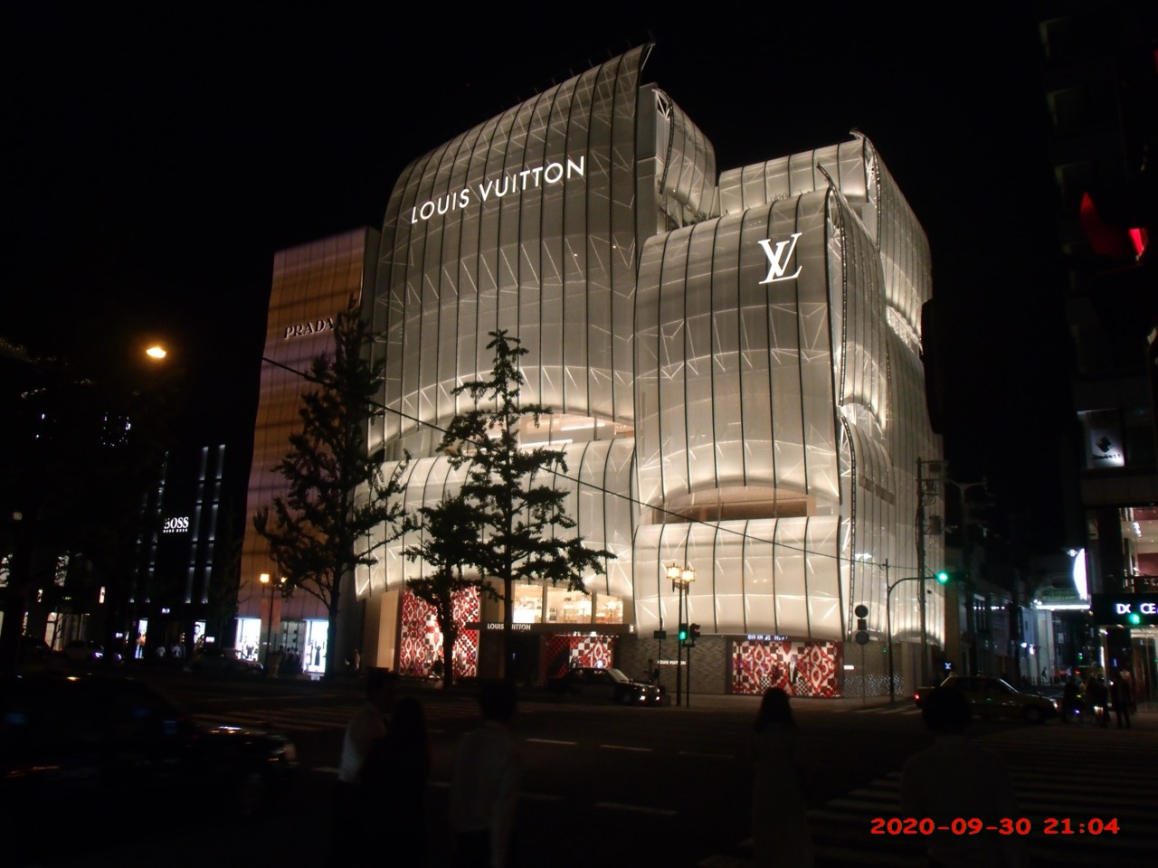 御堂筋の路面店 · 同じ大通りに並ぶラグジュアリーブランドの建物。ⓒMr.ちゅらさん·Wikimedia Commons (CC BY-SA 4.0)