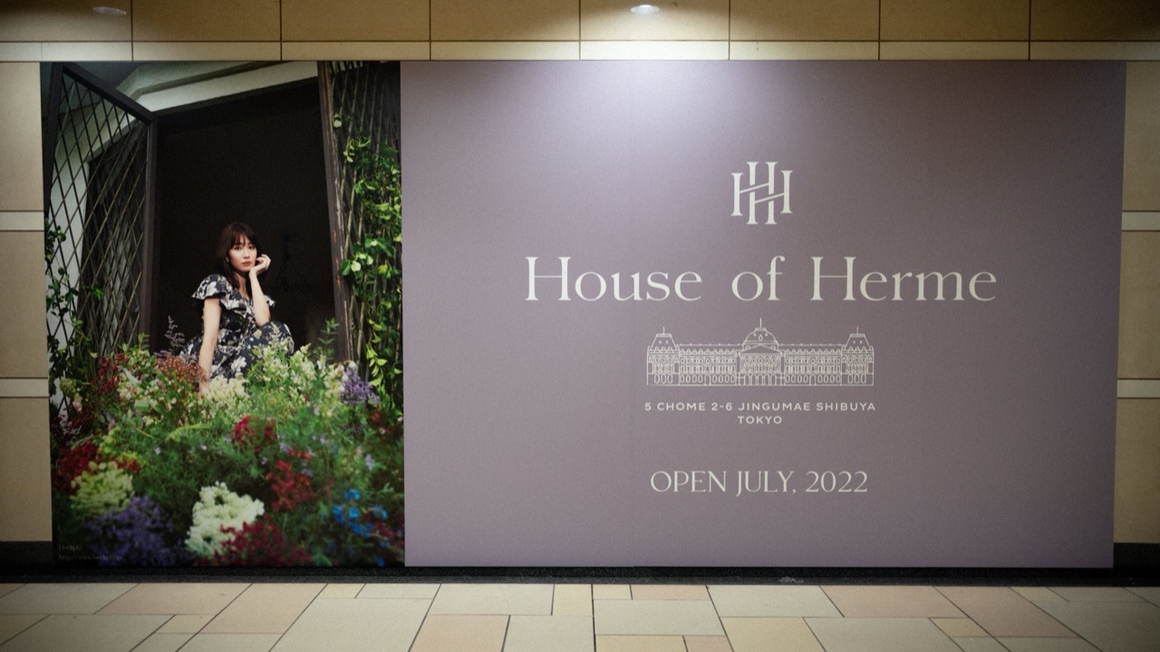 1号店の知らせ方 · 2022年7月、表参道店のオープンを告げた地下通路の広告。ⓒheart relation