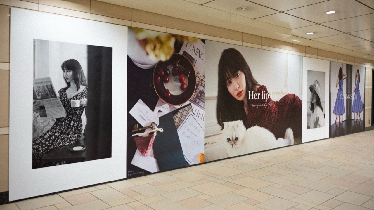 写真を並べた広告 · 商品情報の代わりに場面を並べたオープン広告。ⓒheart relation
