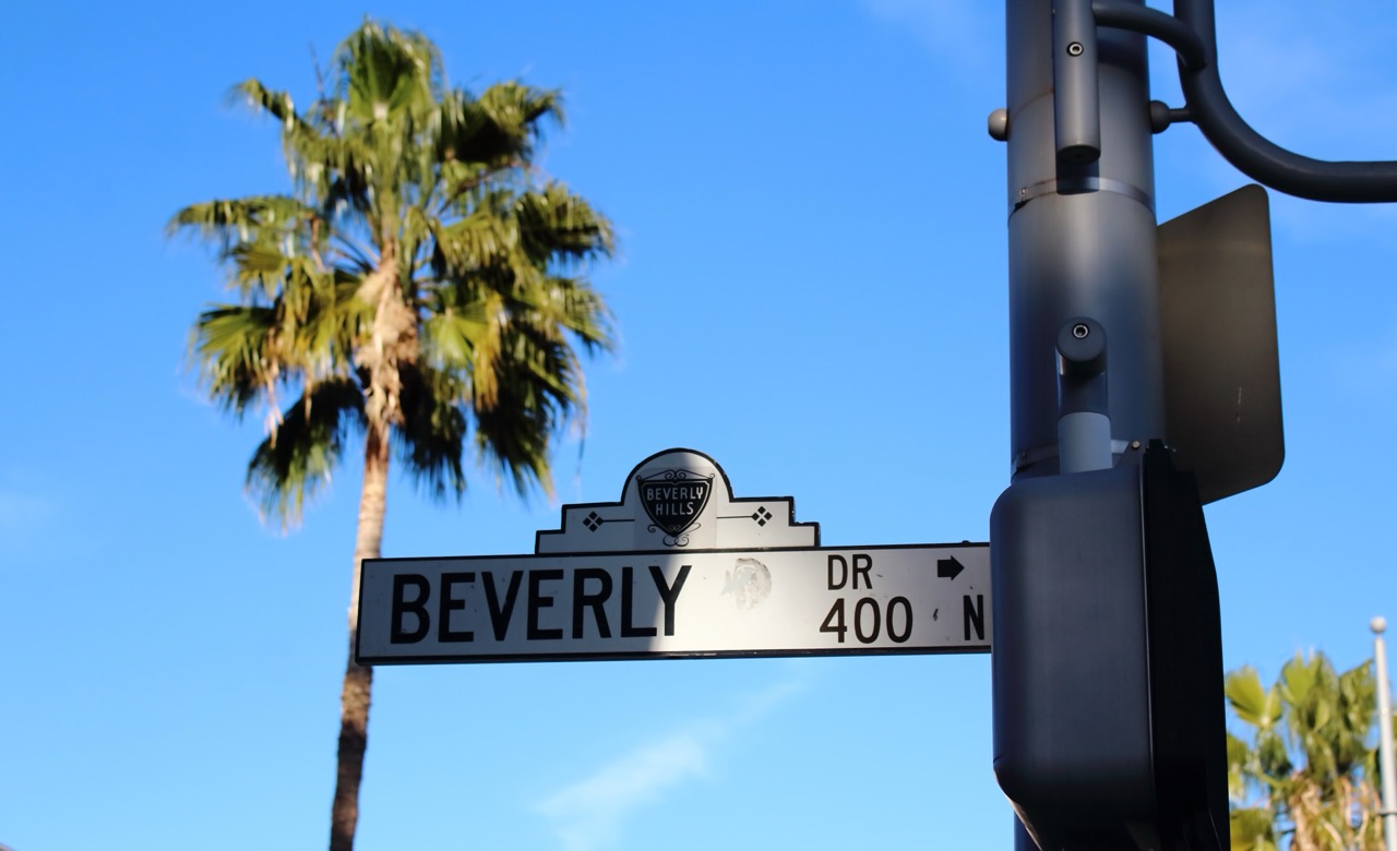 North Beverly Drive · The store sits one block south of this sign. ⓒAdrián Cerón·Wikimedia Commons (CC BY-SA 4.0)