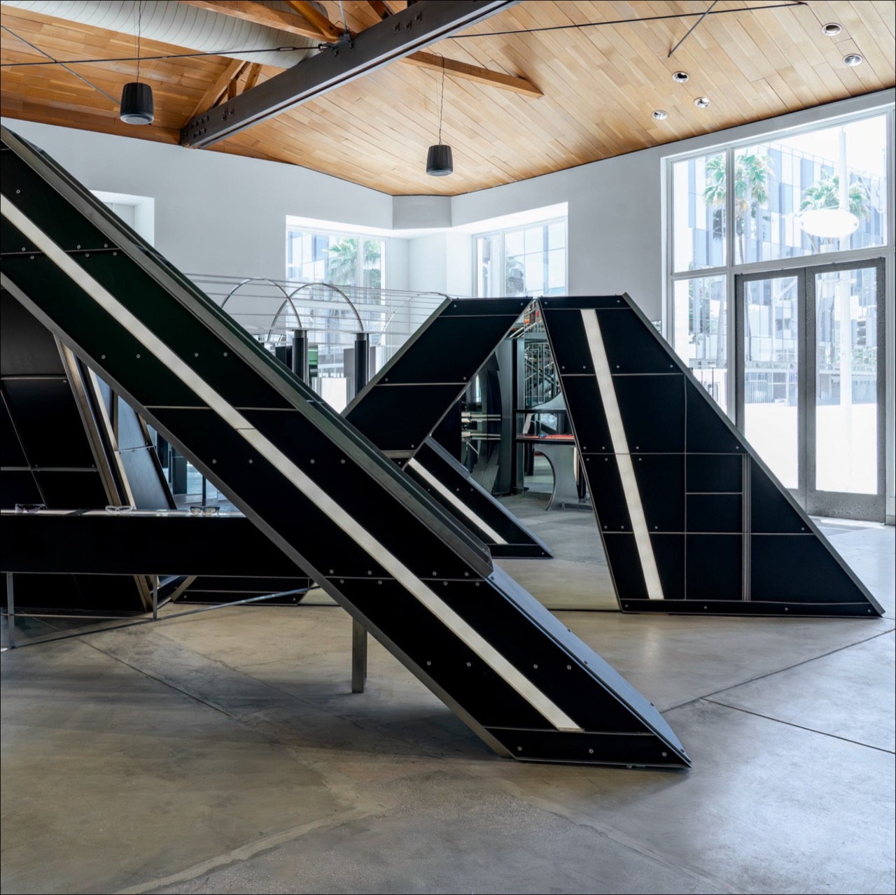 The LA letters display · The sculpture at the center of the ground floor is the display. ⓒBlue Elephant·retaildesignblog