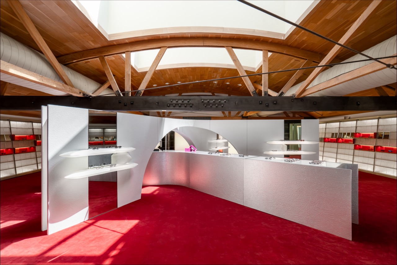 The red-carpeted mezzanine · The upper floor, with curved white walls layered together. ⓒBlue Elephant·retaildesignblog