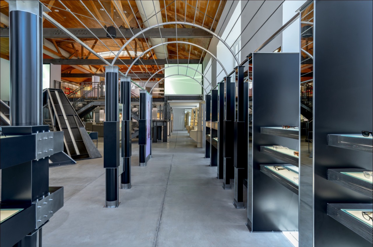 The arched passage · The inner route of the ground floor, laid out to walk you along the frames. ⓒBlue Elephant·retaildesignblog