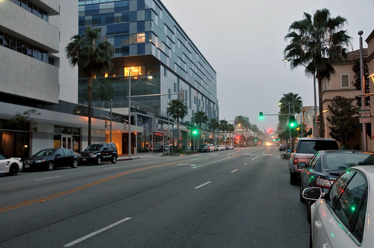 Beverly Drive seen from Wilshire Boulevard · The street that runs north to south through the Beverly Hills business district. ⓒToglenn·Wikimedia Commons (CC BY-SA 3.0)