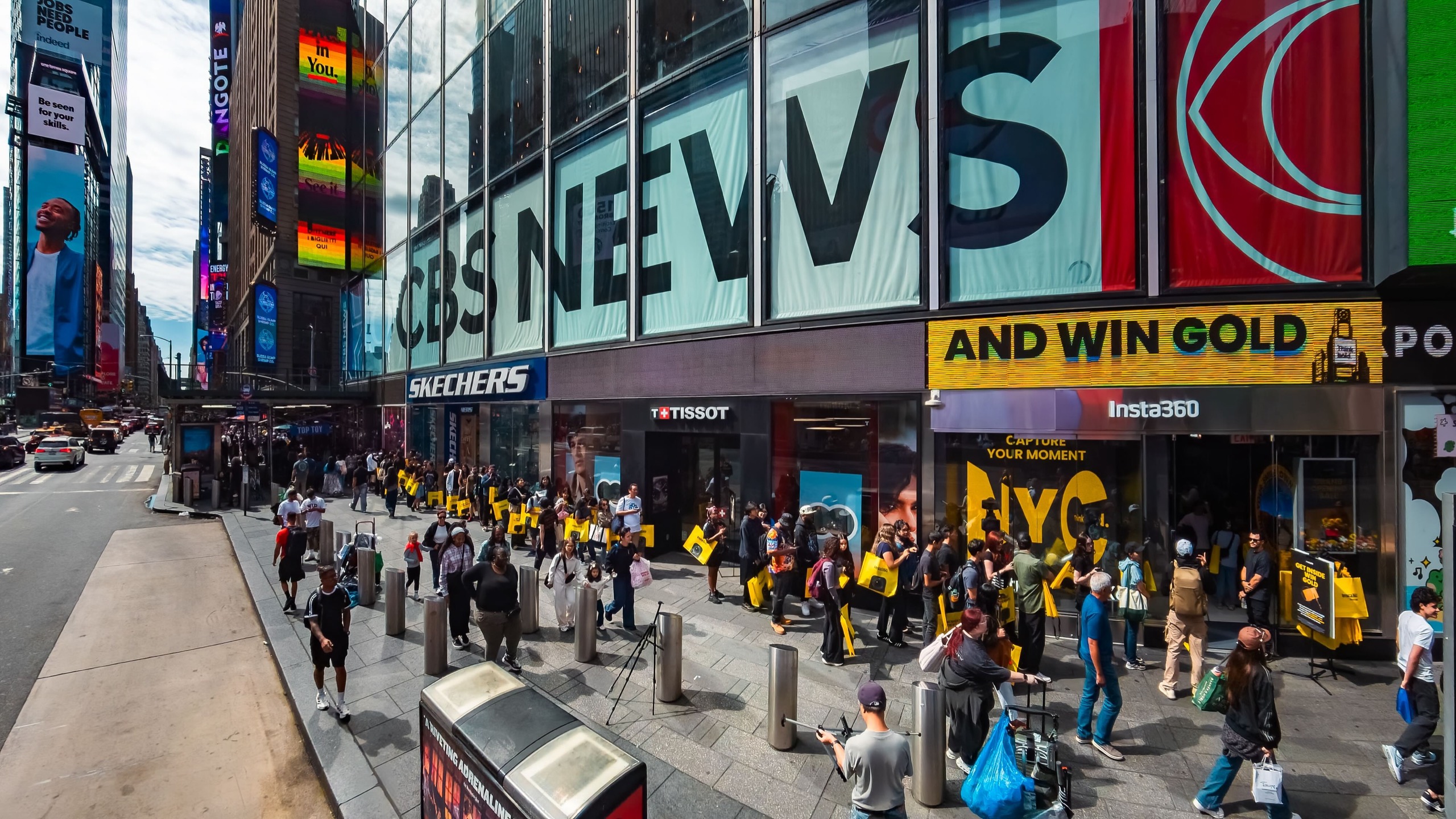 1515 Broadwayの通り面 · 黄色いバッグを持つ列が開店日の午後まで続いた。ⓒInsta360/PR Newswire