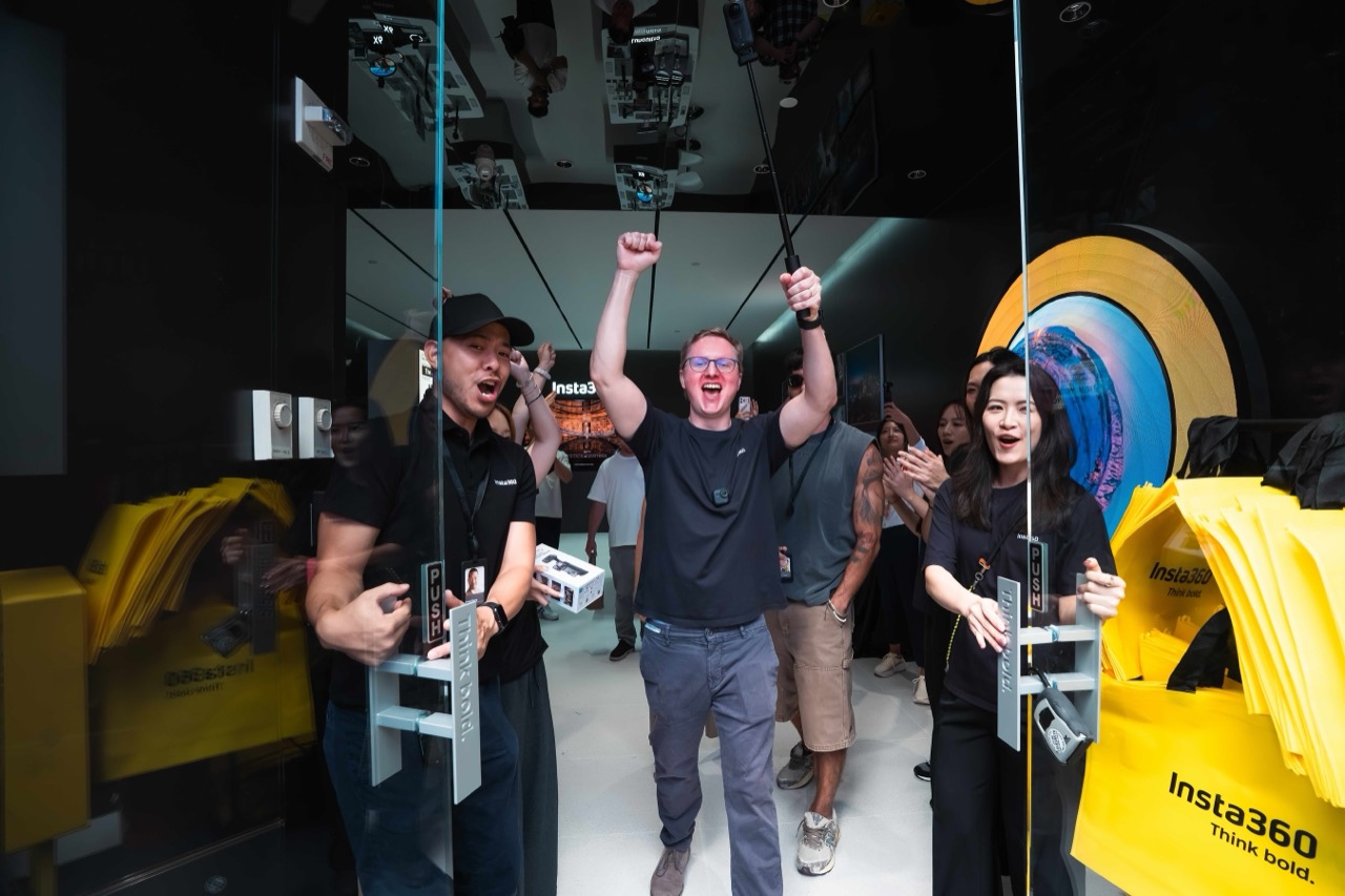 開店初日の客 · 自撮り棒を掲げたままドアを抜けた。ⓒInsta360/PR Newswire