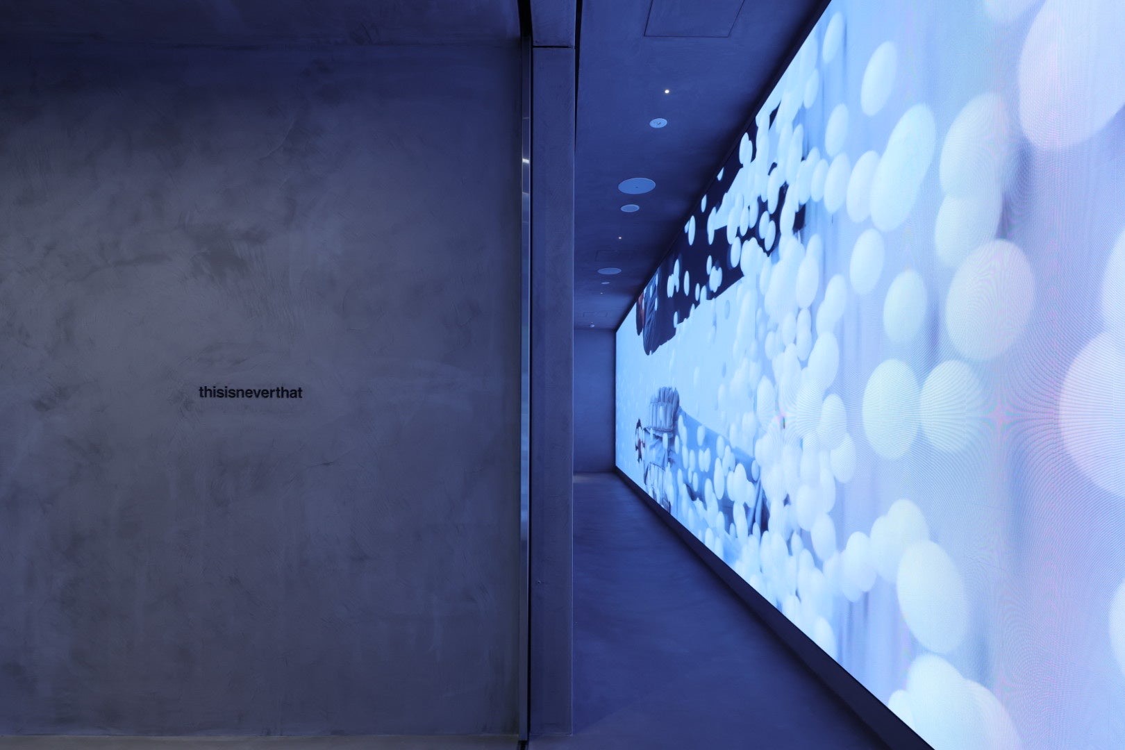 入口のLED回廊 · 幅13.4m、高さ3m。服はこの回廊の先から始まる。ⓒWonderwall®