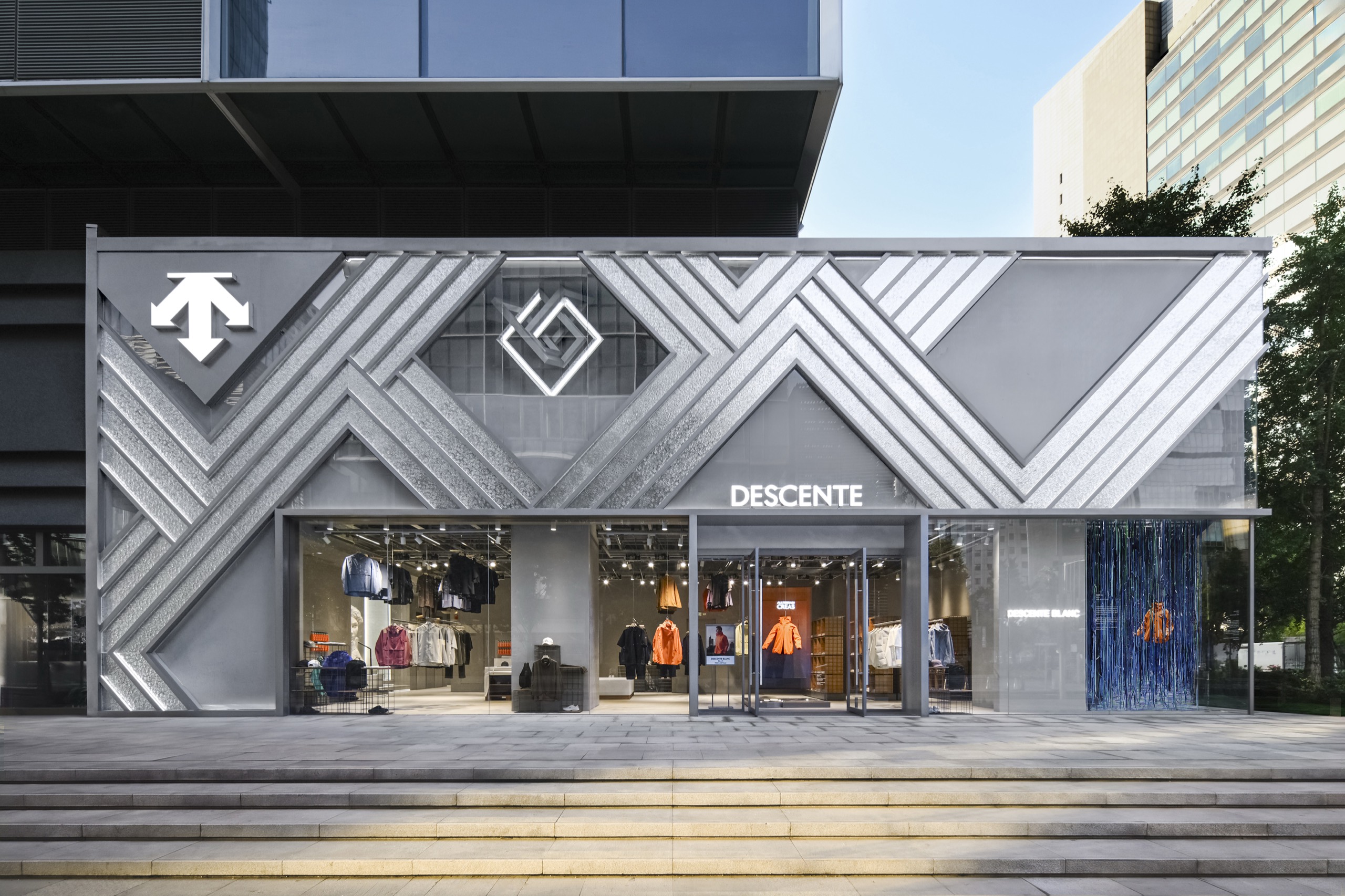징안 케리센터 남쪽 구역의 외벽 · 스키 슬로프의 사선을 금속 띠로 겹쳐 붙였다. ⓒDESCENTE China·PR Newswire