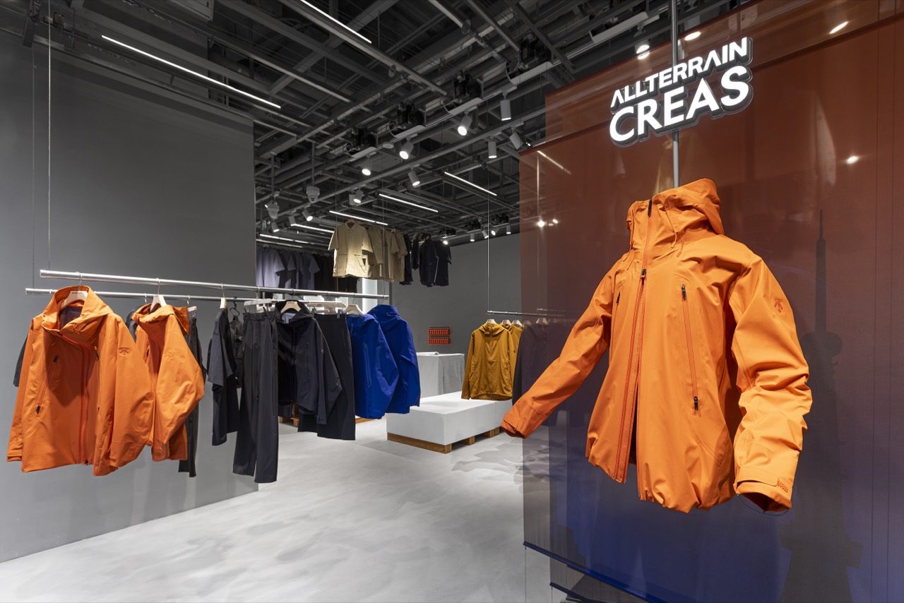 1층 ALLTERRAIN 구역 · 옷을 봉에 한 벌씩 띄엄띄엄 건다. ⓒDESCENTE China·PR Newswire