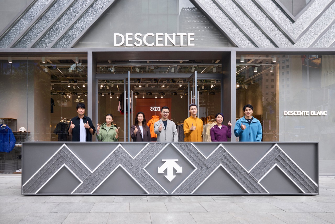 개점 날의 계산대 · 계산대 앞면에도 외벽의 사선 띠를 둘렀다. ⓒDESCENTE China·PR Newswire