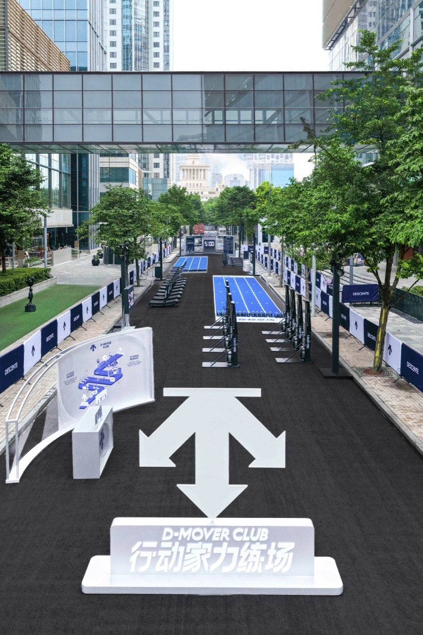앞마당의 기록 측정장 · 스키 시뮬레이터와 러닝머신을 광장에 깔았다. ⓒDESCENTE China·PR Newswire