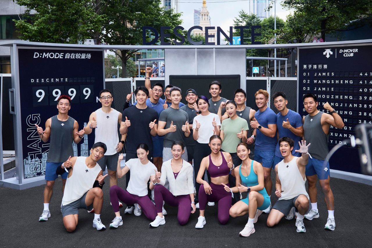 개점 행사 참가자들 · 운동복을 입고 기록을 잰 사람들이 한 장에 섰다. ⓒDESCENTE China·PR Newswire