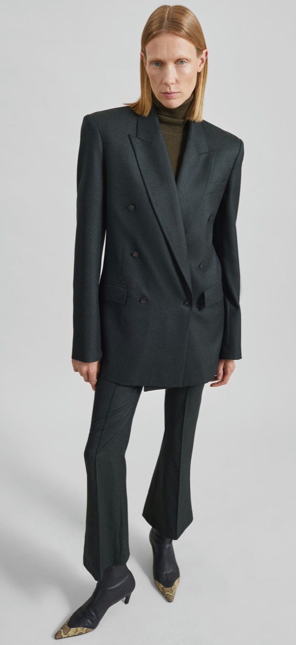 어깨가 넓은 더블 블레이저 · 이 브랜드를 알린 실루엣. ⓒThe Frankie Shop·MilanoFinanza