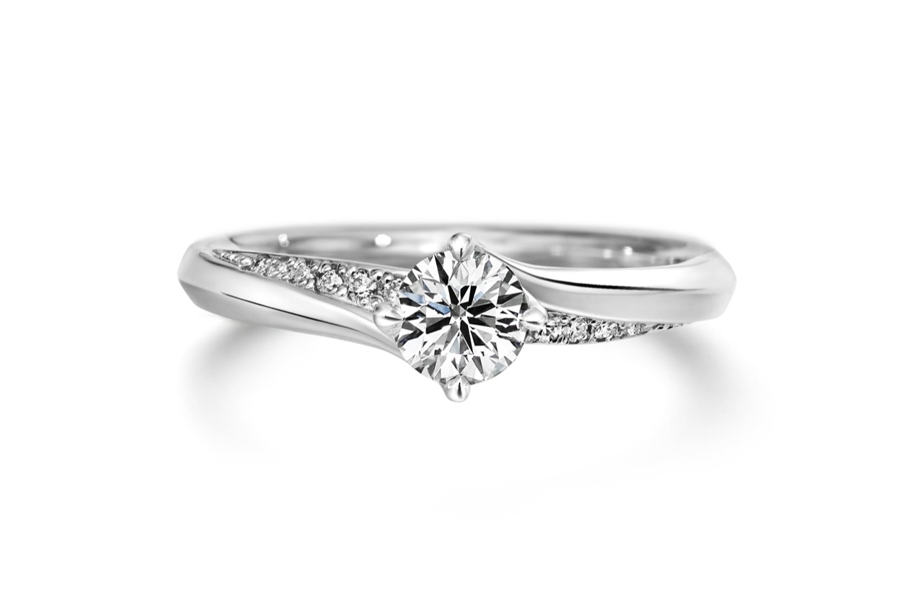 EXELCO DIAMONDの婚約指輪 · 中央に一粒、アームの片側に小さな石を並べて留めた。ⓒEXELCO DIAMOND