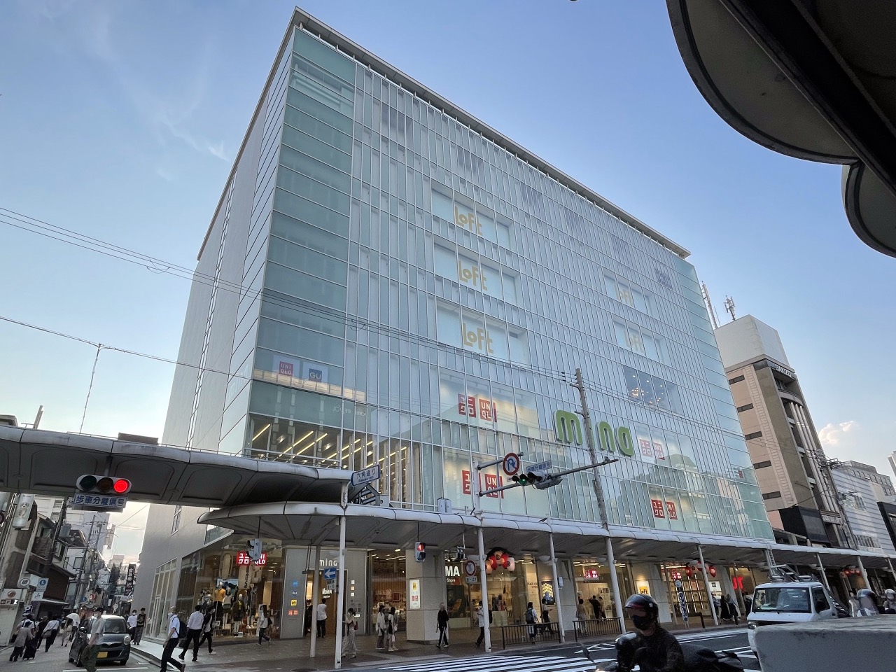 Mina Kyoto today · Since the 2019 move, UNIQLO logos have taken over the lower glass walls. ⓒTokumeigakarinoaoshima · CC BY-SA 4.0 · Wikimedia Commons