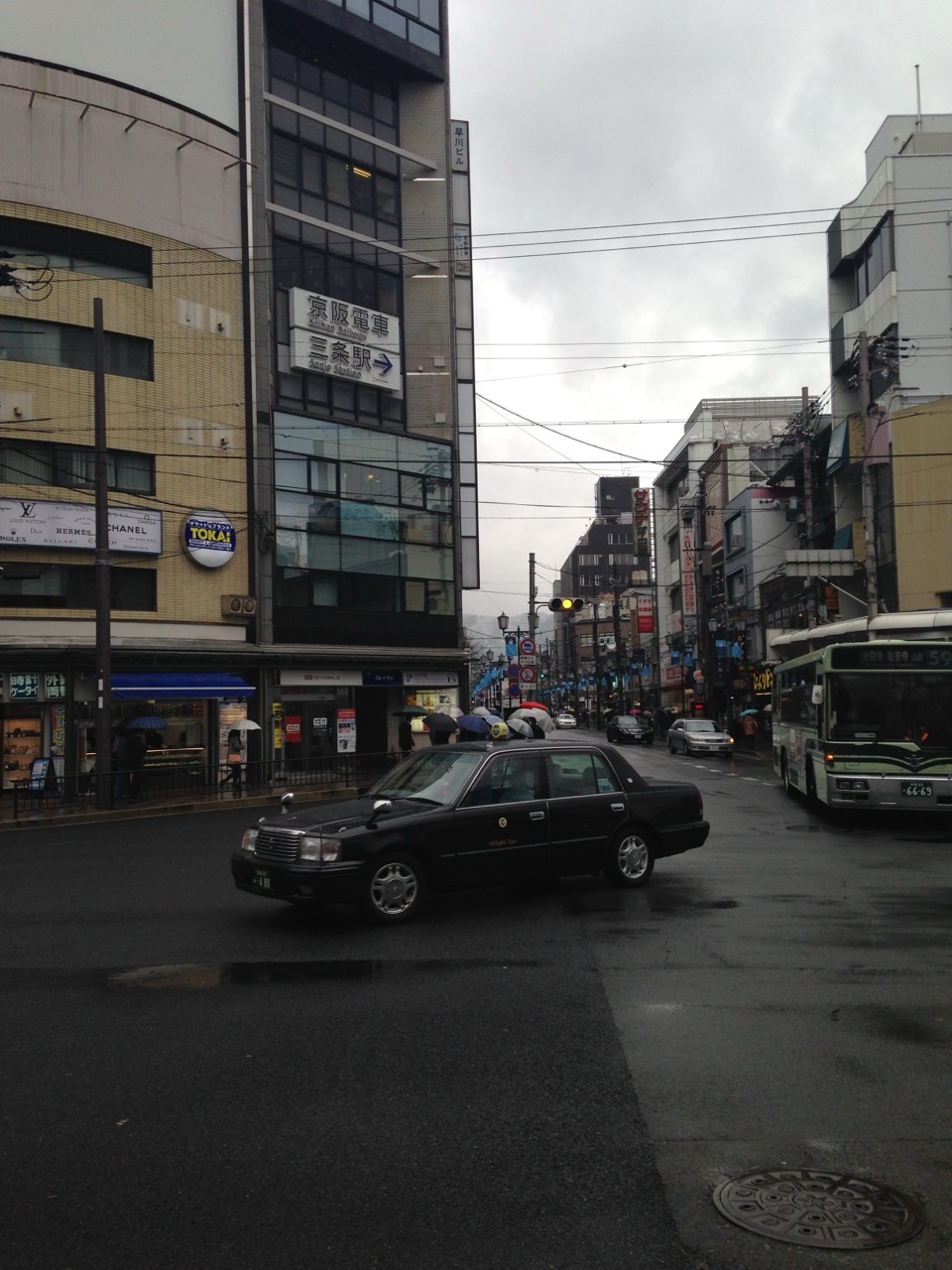 Kawaramachi-Sanjo intersection · The store is a short way south of this intersection along Kawaramachi-dori. ⓒそらみみ · CC BY-SA 3.0 · Wikimedia Commons